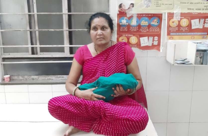 Opening the child in the open with a minor खुले में नाबालिग के प्रसव से मचा हड़कंप