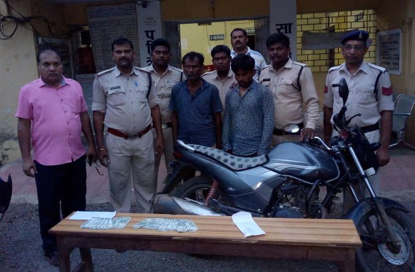 लूट की घटना को अंजाम देने वाले दो आरोपी को पुलिस ने ऐसे किया गिरफ्तार लूट की घटना को अंजाम देने वाले दो आरोपी को पुलिस ने ऐसे किया गिरफ्तार