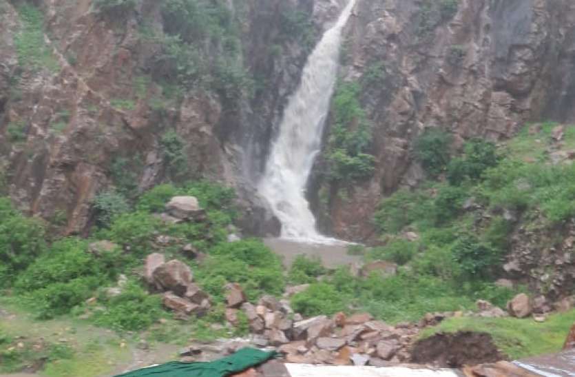 sp Jaipur rural : झमाझम बारिश से 8 साल बाद सताना के खोले में चला झरना, कुण्ड व एनीकट हुए पानी से लबालब