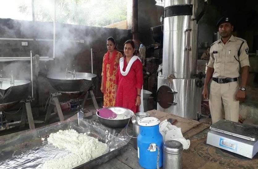 patrija अवैध कारखानों में बन रहा था नकली मावा और घी, खाद्य विभाग पकड़ा