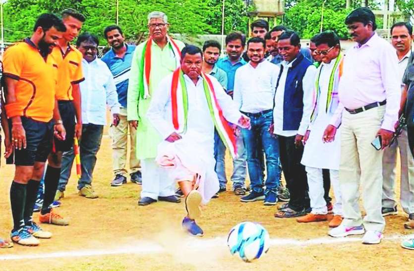 kawasi lakhma जब प्रदेश के कैबिनेट मंत्री कवासी लखमा खेलने पहुंचे
