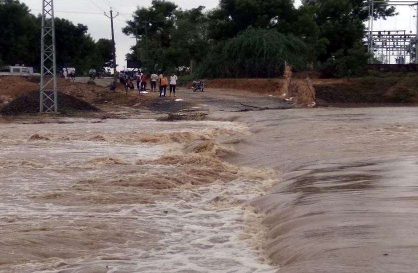 Rainy season मालपुरा में सबसे अधिक बरसात: दुकानों व मकानों में भरा पानी, जेसीबी से निकाला पानी