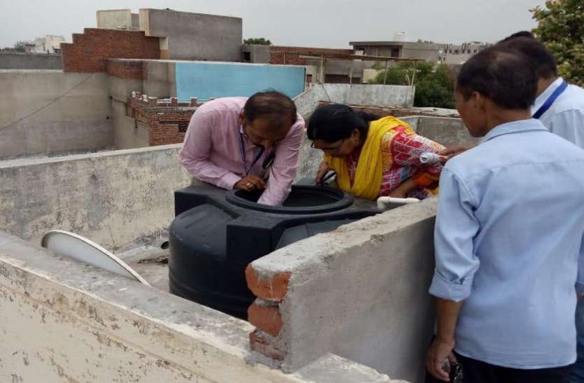 Four units sealed, 81 Notice ब्रीडिंग मिलने पर चार इकाइयां सील, ८१ को नोटिस