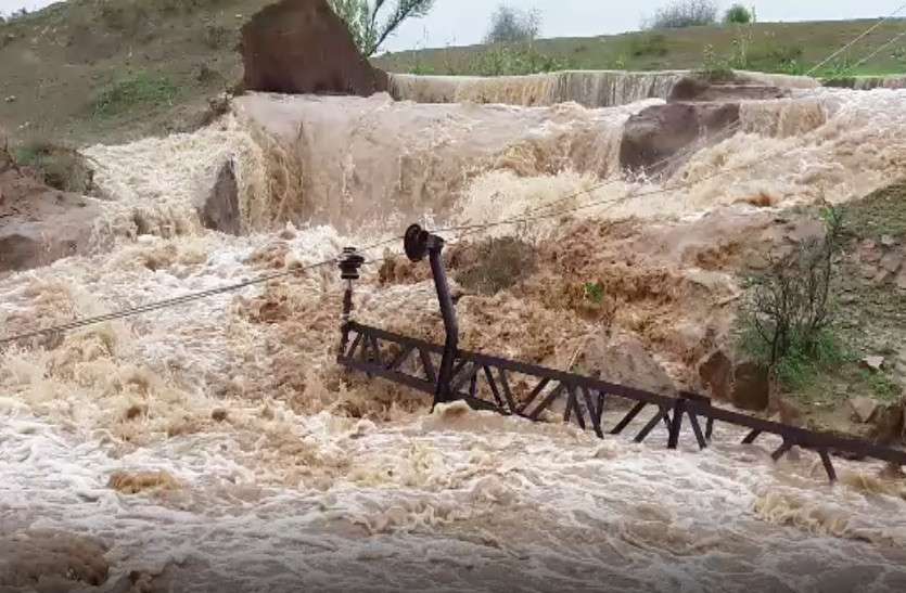 Heavy Rain in Rajasthan मूसलाधार बारिश से इस बांध में आया कटाव, कई गांवों का संपर्क कटा, बिजली के पोल धराशाही