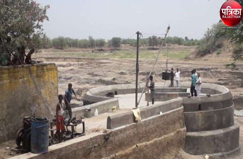 villagers Renovation of berry in Tewali village of Pali District water crisis : टेवाली गांव के ग्रामीण नहीं है सरकार के भरोसे, जल संकट से निपटने के लिए खुद ने तलाशा रास्ता