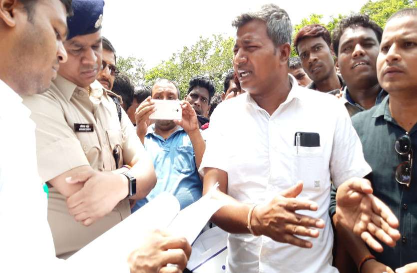दबंगई : ग्रामीणों से कहा, जो भी रेलवे लाइन का विरोध करेगा उसे मारकर फेंक दिया जाएगा, ग्रामीण पहुंचे कलेक्टर के पास...