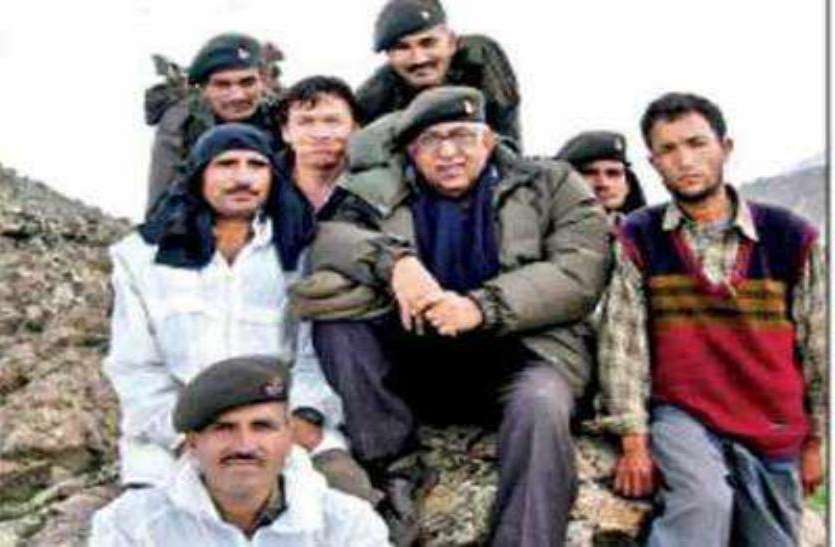 noida Kargil Vijay Diwas: Vijayant Thapar के पिता इस उम्र में भी हर साल जाते हैं 16 हजार फुट की ऊंचाई पर, जहां गूंजती है थैंक यू पापा की आवाज