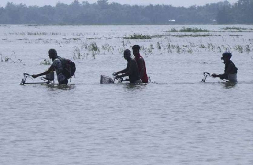 दो दिनों में मरने वालों का आंकड़ा दो सौ पार कर गया है। Bihar: सैंकडों जान लील गई बाढ और अब जागे सरकार