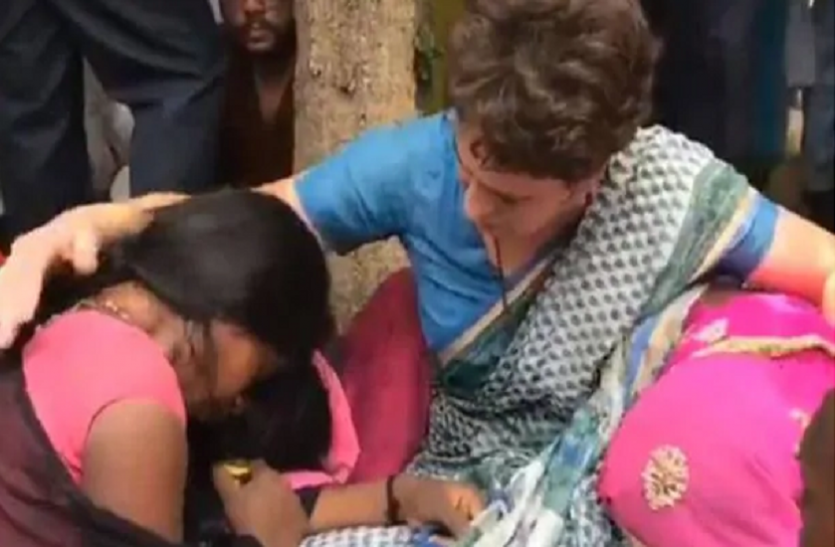 सोनभद्र नरसंहार पीडितों से मिलतीं प्रियंका गांधी (फाइल फोटो) प्रियंका गांधी के निर्देश पर सोनभद्र नरसंहार पीड़ितों को कांग्रेस इस तिथि को देगी मुआवजा राशि का चेक