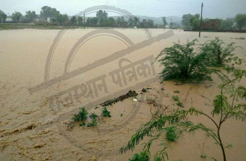 Heavy Rain In Alwar District Break Record Of 15 Years सीकर के बाद अलवर जिले में कई जगह लगातार बारिश, नदी-नाले उफान पर, 15 साल बाद बांधों पर चली चादर