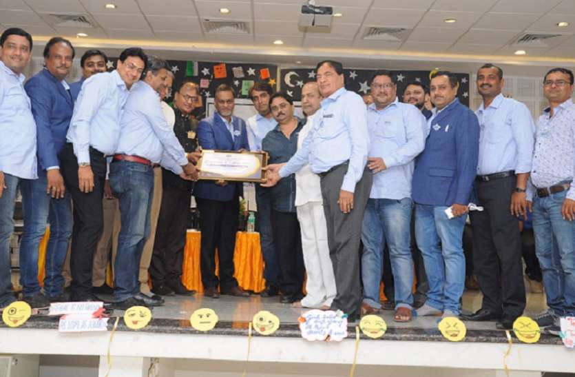 Medal and certificates given to meritorious students मेधावी विद्यार्थियों को दिए पदक एवं प्रमाणपत्र