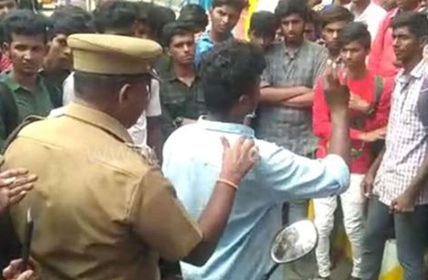 students demand laptops विद्यार्थियों को उकसाने के आरोप में छात्र नेता राजा गिरफ्तार