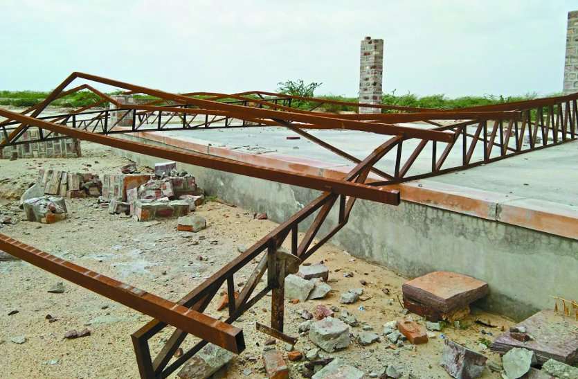 Tinshed made four months ago, blown up with wind टिनशैड टूटा, चार सप्ताह बाद भी नहीं ली सुध