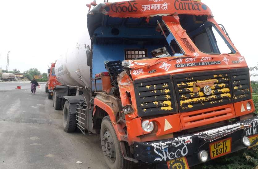 Accident : road accidents in ajmer Accident : ट्रेलर में घुसा ट्रेलर, चालक घायल