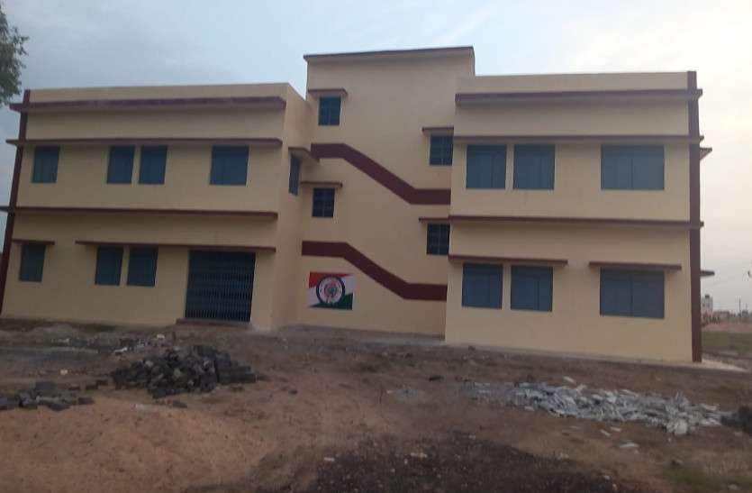 Chhattisgarh Education : 54 लाख की लागत से बने इस स्कूल बिल्डिंग की कुछ ऐसी है कहानी, पढि़ए खबर... Chhattisgarh Education : 54 लाख की लागत से बने इस स्कूल बिल्डिंग की कुछ ऐसी है कहानी, पढि़ए खबर...