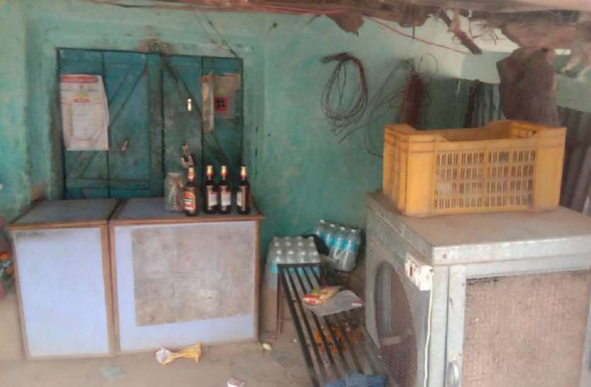 sidhi news किराना दुकानों व पान के टपरों बिक रही शराब, बढ़ी अराजकता