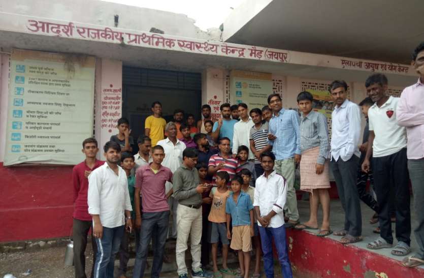 sp virat nagar : मैड़ पीएचसी में चिकित्सक नदारद मिलने पर ग्रामीणों का फूटा गुस्सा