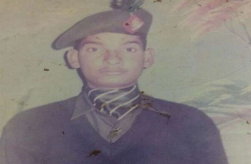 up news Kargil Vijay Diwas : तेज बुखार के बीच पाकिस्तानियों से लड़े थे रामसमुझ यादव, टुकड़ी ने 21 को मार चौकी पर किया था कब्जा