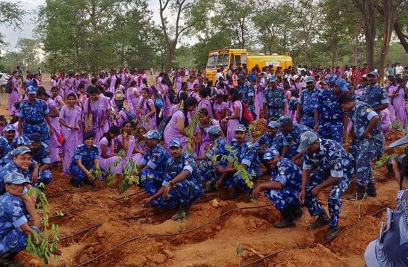 plant 10,000 saplings in 3 minutes तीन मिनट में रोपे दस हजार पौधे
