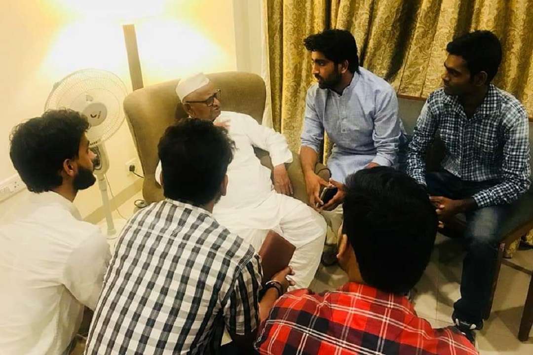 गांधीवादी अन्ना संग सुमित और उनकी टीम