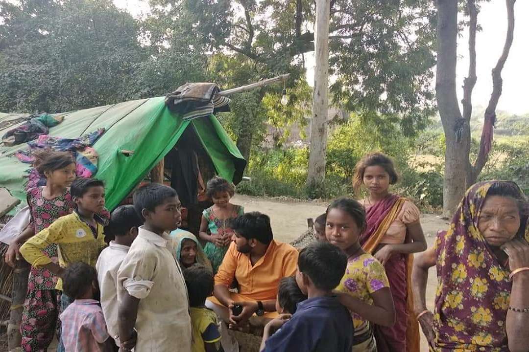 शिवदासपुर गांव के बच्चे और महिलाएं