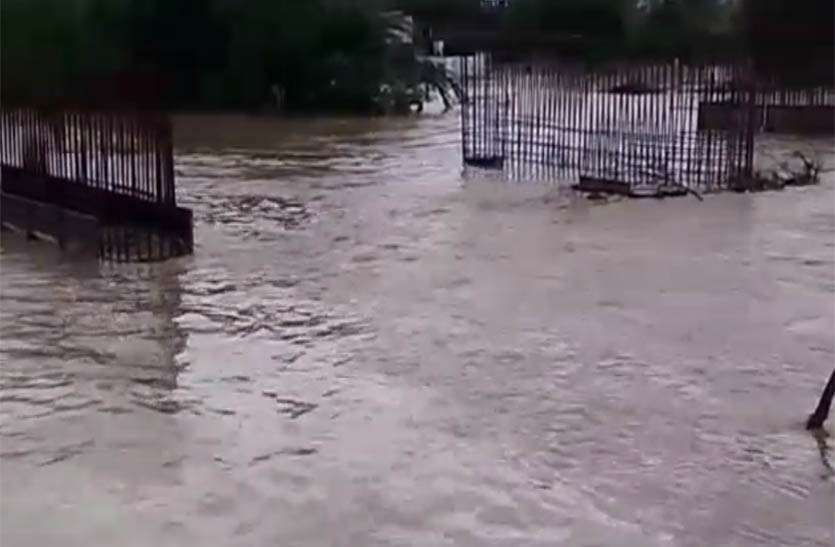 traffic-on-sohla-diggi-route-closed video: सोहेला-डिग्गी मार्ग पर आवागमन हुआ बाधित, नाला उफान पर आने से 126 गांवों के लोगों का यातायात हुआ बंद