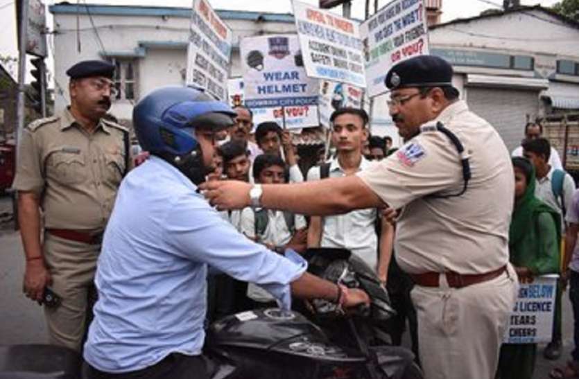 kolkata At Howrah, 648 drivers of two-wheeler fine हावड़ा में 648 दुपहिया चालकों पर गिरी गाज