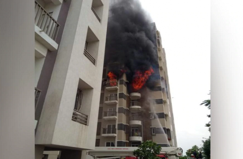 Ahmedabad Fire गुजरात: अहमदाबाद की हाईराइज बिल्डिंग में लगी भीषण आग, 15 लोगों के फंसे होने की आशंका