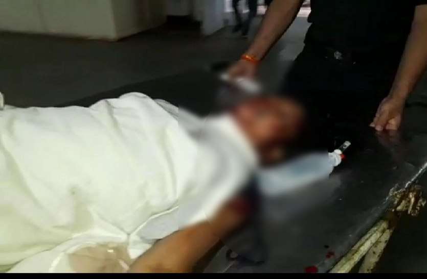 husband killed पत्नी लड़ रही जिंदगी की जंग, पति फरार, बच्चों ने पुलिस बुला मम्मी को पहुंचाया अस्पताल