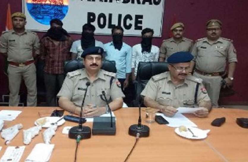 crime तीन शातिर लुटेरे असलहे के साथ गिरफ़्तार लूट की रकम हुई बरामद