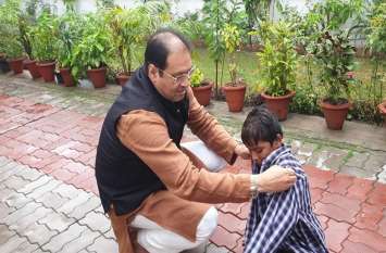 Minister Mohsin raza Tweet handicapped child photo योगी के इस मुस्लिम मंत्री ने किया ये नेक काम, लोग कर रहे तारीफ