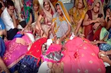 road accident 5 killed in dungarpur: Cremation of dead bodies together हर आंख रोई, गांव में नहीं जले चूल्हे: हादसे में मौत के बाद एक साथ हुआ पांच शवों का अंतिम संस्कार