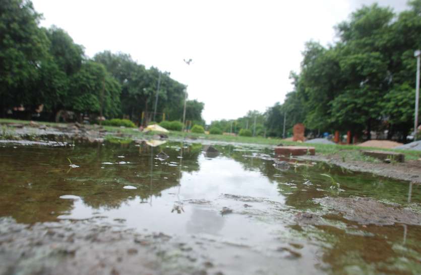 अनदेखी के कारण संवरने से पहले ही बदहाल होने लगा पार्क अनदेखी के कारण संवरने से पहले ही बदहाल होने लगा पार्क