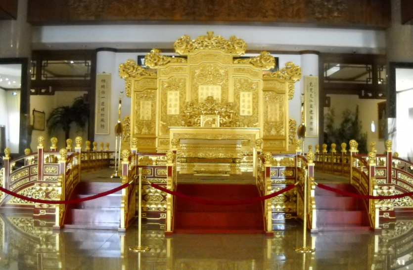 Sandalwood Throne China चंदन की तस्करी, विश्व में भारी मांग से, हर साल 1 हजार टन तस्करी
