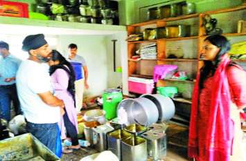 sdm dabra take action against illegal food material suppliers खाद्य विभाग के सहयोग से राजस्व, नगरपालिका की छापामार कार्रवाई