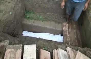 dead body of woman were taken out of the tomb in police's presence VIDEO: मां-बाप ने पुलिस को बताई ऐसी बात कि कब्र से निकाला गया महिला का शव