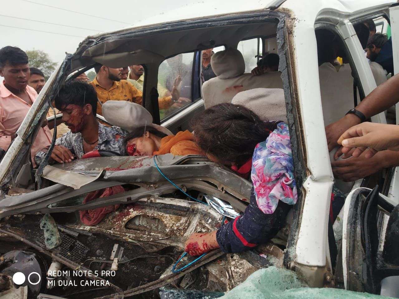 डम्पर की टक्कर के बाद इस तरह जीप में फंसीं शिक्षिकाएं
