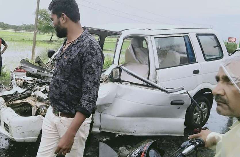 हादसे का शिकार बनी जीप road accident-सडक़ हादसों में शिक्षिका सहित तीन की मौत, आठ घायल