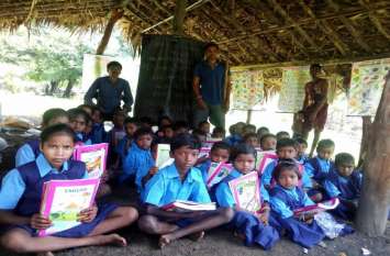 School in sukma: Tribals made local school for children in sukma लाल आतंक से बेखौफ अब आदिवासियों ने शुरू की ये पहल, जानकर आप भी हो जाएंगे हैरान