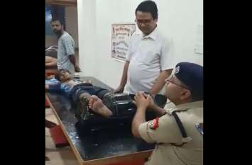 sp ajay kumar gives foot massage in kanwar camp video viral UP Police के एक SP ऐसे भी, जो कांवड़ियों की थकान उतारने को खुद दबा रहे उनके पैर, देखें वायरल वीडियो