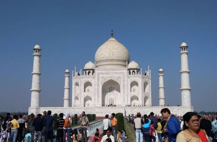 Taj Mahal को तेजोमहालय बता जलाभिषेक करने पर अड़ी हिंदूवादी नेत्री, रास्ते में ही रोका ताजमहल देखने आई गुजरात की पर्यटक के साथ शोरूम मालिक ने की ऐसी धोखाधड़ी, जानकर रह जाएंगे हैरान