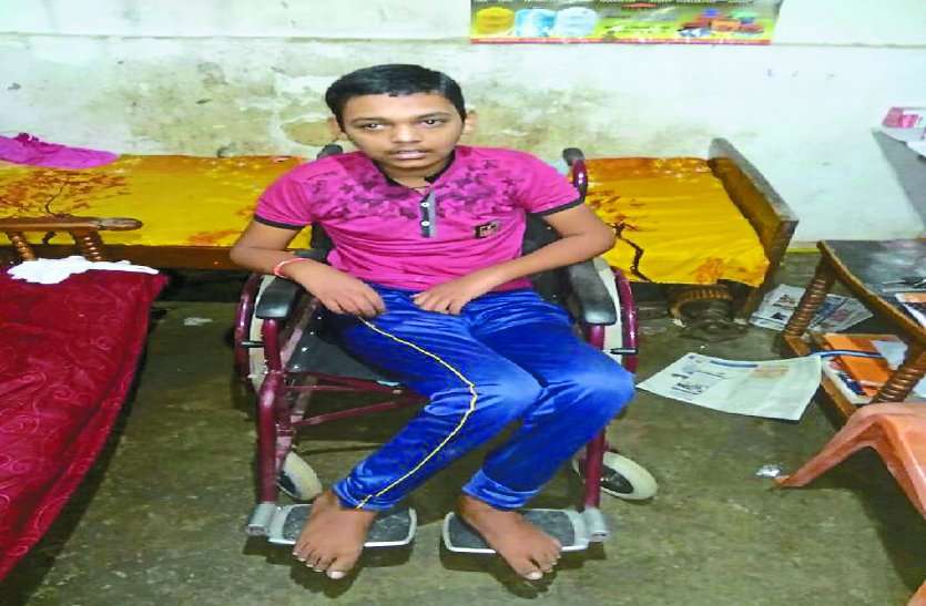 body paralyzed भतीजे को शहर लाने वाले डीईओ चाचा, एक बीमार पैरालाइज्ड बच्चे को उसकी मां से अलग करने पर आमादा