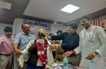 untold story of vriksha purush from chitrakoot प्रियंका गांधी के ट्वीट के बाद जागा सिस्टम,