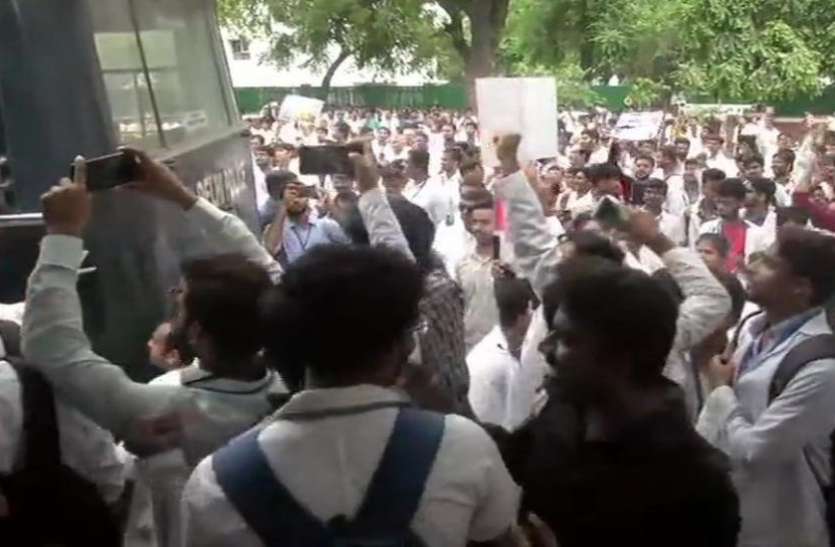 aiims दिल्ली: AIIMS के बाहर डॉक्टरों ने एनएमसी विधेयक का किया विरोध