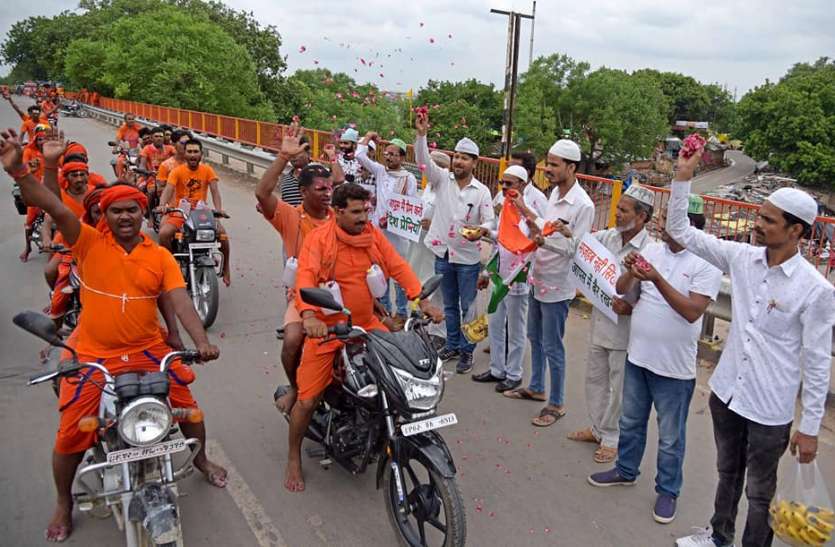 कंवार यात्रा सावन के दूसरे सोमवार को संगम नगरी में मुस्लिम भाईयों ने पेश की मिशाल, शिव भक्तों पर की पुष्पवर्षा