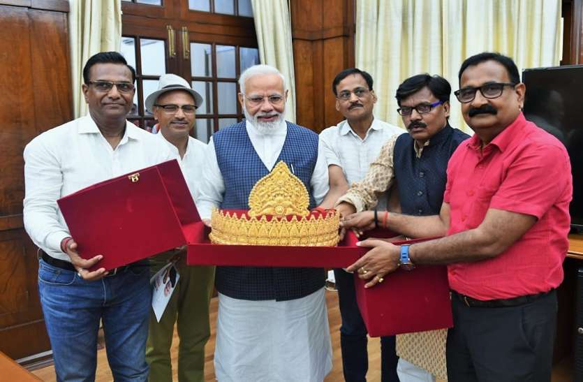 PM Narendra Modi पीएम नरेन्द्र मोदी के लिए खायी थी कसम, अब चढ़ायेंगे भगवान को 55 लाख का स्वर्ण मुकुट