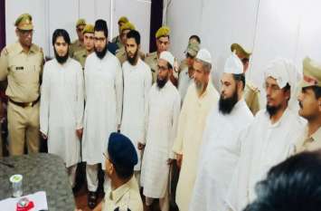 Four foreign and 3 others suspects arrested by police from shamli mada Big Breaking: VIDEO: बीजेपी के इस फायर ब्रांड मंत्री के क्षेत्र में 4 विदेशी संदिग्ध गिरफ्तार, नाम बदल कर मदरसे में रह रहे थे सभी