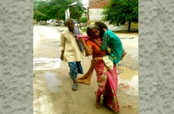 Mother Carries Daughter on Shoulder and Walk 15 Km for Treatment इलाज के लिये विकलांग बेटी को कंधे पर लेकर मां 15 किलो मीटर नंगे पैर चली