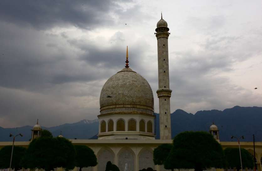 mosque.jpg मस्जिद में हनुमान चालीसा पढ़ने की अनुमति देने वाले माैलाना काे गांव वालों ने मस्जिद से निकाला