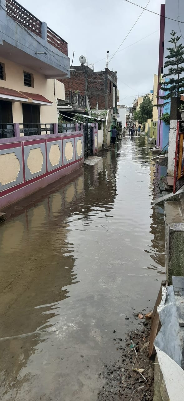 patrika ताप्ती वार्ड के घरों में और यादव गली में भराया बारिश का पानी